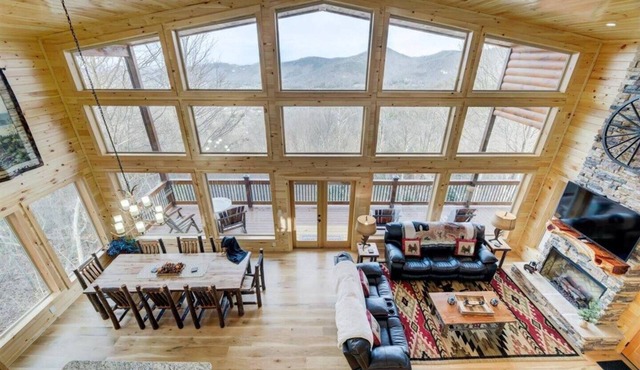 Gorgeous 3 Story Cabin, Sleeps 14 w/Views, Hot Tub, Pool Table, BBQ Grill, Arcade!