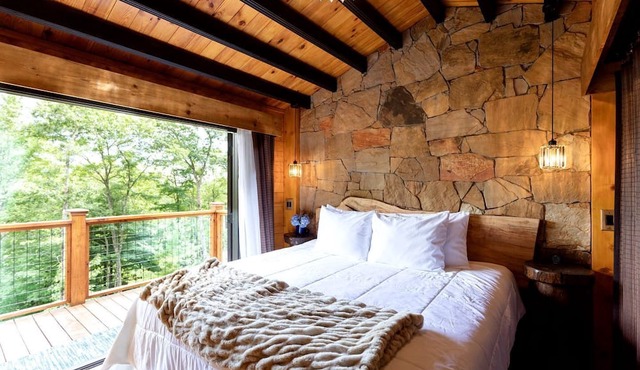Gorgeous Adults-Only Cabin with Hot Tub and Outdoor Fire Table, Perfect for a Romantic Escape in North Carolina