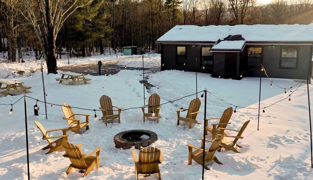 Gorgeous Cabin with Deck, Fire Pit and Forest Views in NY in Cairo