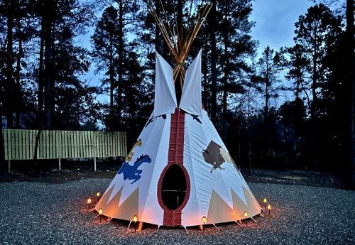 Gorgeous Pet Friendly Log Cabin with a Tipi and Pond, Perfect for a Weekend Getaway, Minutes from Hochatown in Broken Bow