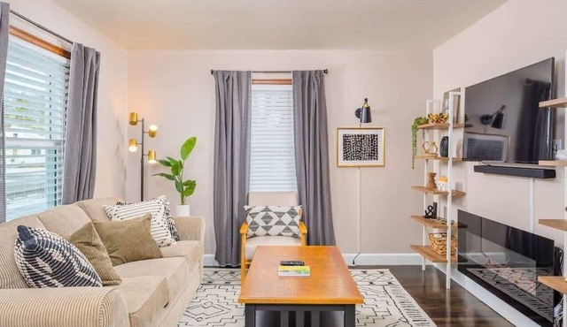 -Graceland Getaway - sleeps 6 in Appleton