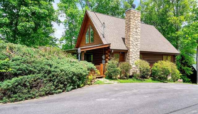 Great Cabin sleeps 8, New Furnishings, Loft w/Arcade Games, Hot Tub & Fireplace