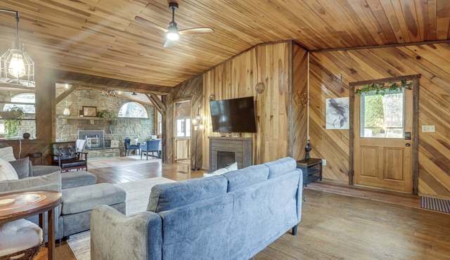 Great for Groups! Spacious Melcroft Home w/Deck in Melcroft