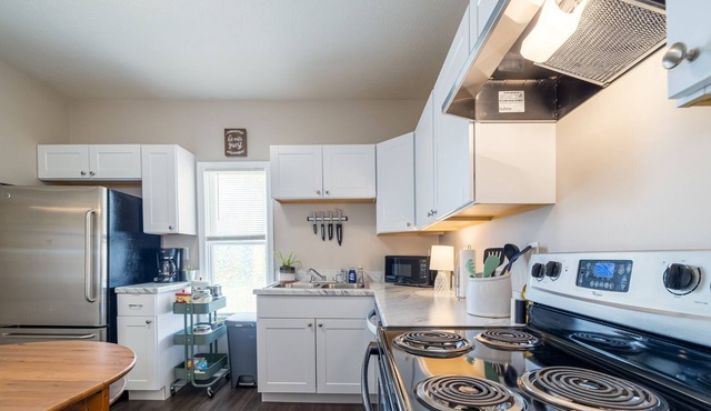 Grey Gables: Bright, Comfy, Dog Friendly: 2 BR/1BA