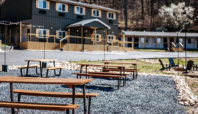 Grey Pine Lodge | Queen/Queen | BEST Location & Amenities!