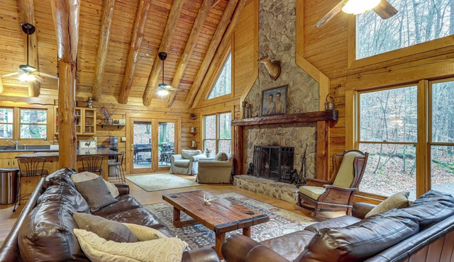 Groups Welcome! Cozy Creek-Front Cabin in Old Fort
