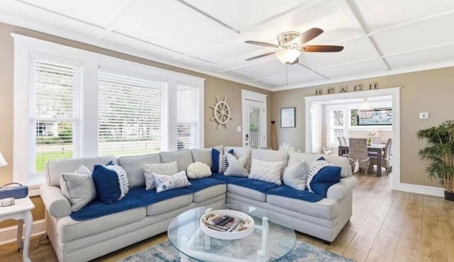 Happy Place🏖️🐶 Prime Historic 1915 Pet-Friendly Home:Great Beach & Downtown Spot!