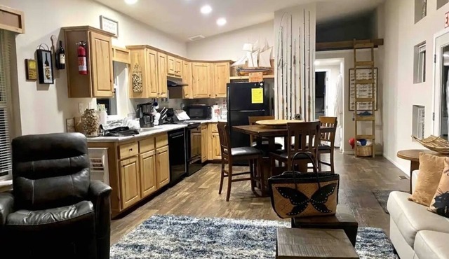 🛟🎣😎Harbor Lite 2BdrmDreamHouse +Loft! AT the PORT. Peeks of Harbor,River,Ocean! in Brookings