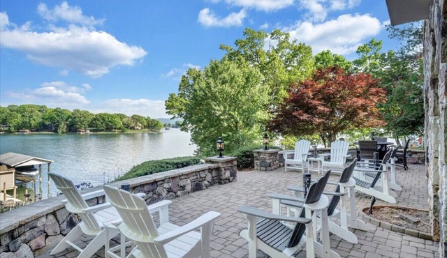 Hastings on Hickory - Luxury, sleeps 8, dock
