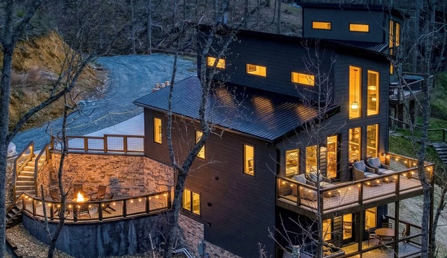 Header: Whiskey Splash | Indoor Pool · Hot Tub · 75-Ft Waterfall · Sleeps 10