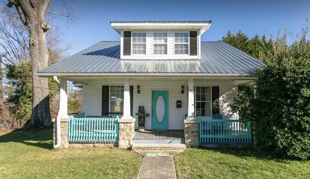 Heart of Hendo {5 BEDS }