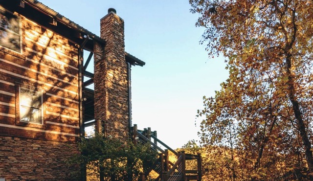 Heavens Ridge-3-bedroom Pet Friendly Luxury Log Cabin Rental, Mountain Views, 30 Minutes to Great Smokey Mountains, High Speed Internet, 3 Decks, Hot Tub in Nantahala NC