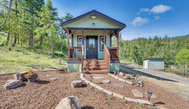 Hiking Trail On-Site: Mtn-View Eagle Point Retreat in Eagle Point