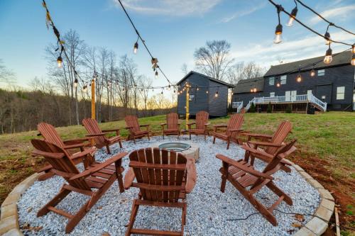 Hilltop Hideaway - Heated Pool - Jacuzzi - Ping Pong - 12 guests - Fireplace - Mountain Views - Pets are allowed by request