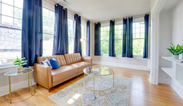 Historic 1925 Apt Near Downtown!