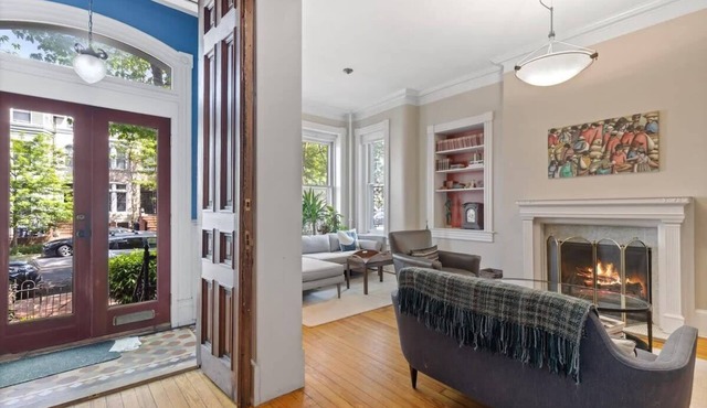 Historic Solar-Powered Townhouse, Walk to