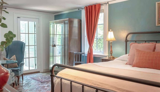 Historic Suite with Fireplace & Patio-Altamont