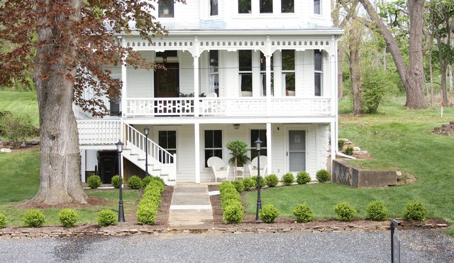 Historic Victorian home in Singers Glen