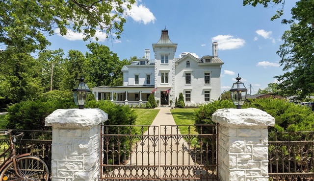 Historical Home on the bourbon trail, pool table, hot tub. 10,000 SQFT