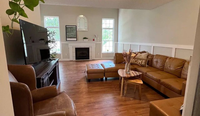 Home near uptown w fenced yard