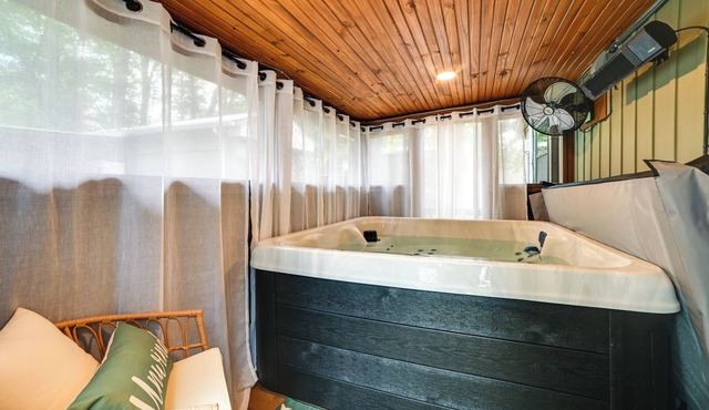 Hot Tub, Deck! Tiny Home Retreat By Kentucky Lake