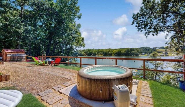 Hot Tub + Fire Pit: Lakeside Getaway, Dogs Welcome