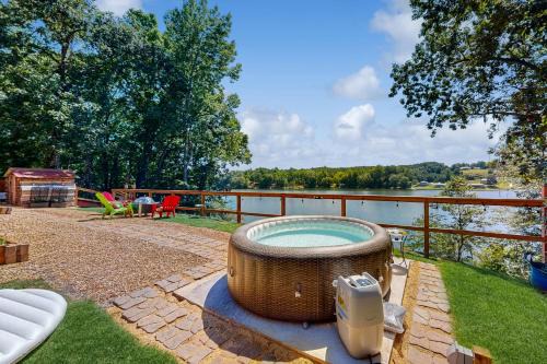 Hot Tub + Fire Pit: Lakeside Getaway, Dogs Welcome in Delta