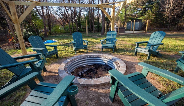 Hot Tub Game Room Fire Pit Mini Golf Spacious 4BR 1.5m to Notre Dame