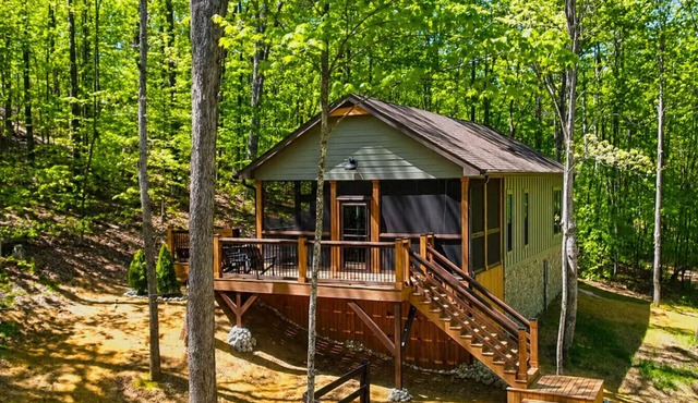 Hot Tub + Screened in Porch, Family Friendly Cabin in Red River Gorge- The Perch