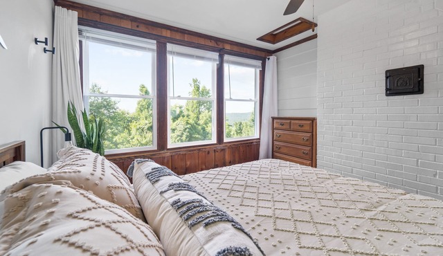 Hottub + Pet friendly + Mountain view + Skyline Dr + Wineries