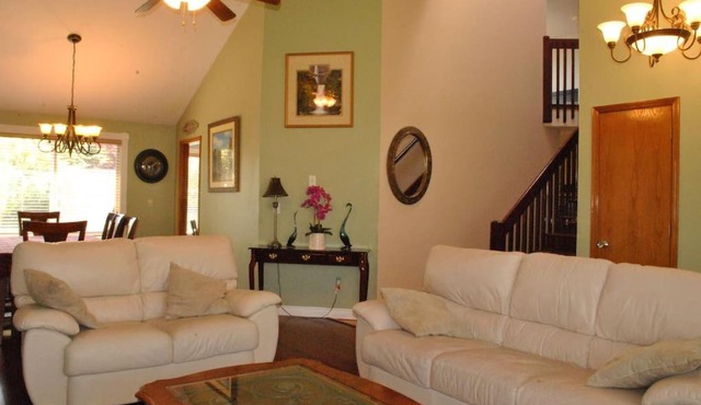 Huge Bdrms on main-Charming vacation home for 19 in Aloha
