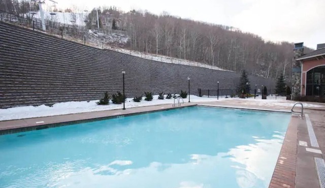 Hunter Mtn Slopeside Ski Resort w HotTub Fireplace Heated Pool Restaurant in Hunter