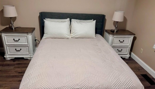 In-Town Gem Huge Yard Near Golf, Food & attractions
