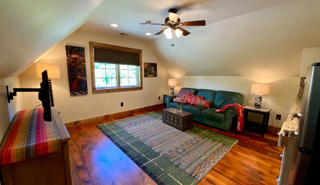 Inviting, comfortable & private suite near Univ. in Newark