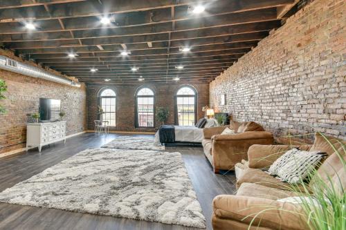 Jacuzzi Tub & Full Kitchen: Dowtown Hannibal Loft in Hannibal