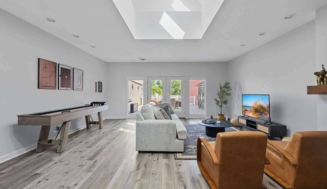 Juniper Presents: Upscale Loft Walkable to Beach, Culture & Cuisine in St. Joseph
