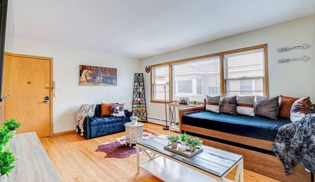 King Bed 2BR Sleeps 13 Historic Location