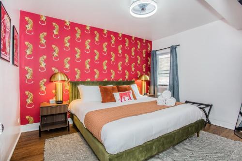King Bed, Great WIFI, United Center, Walk to Train