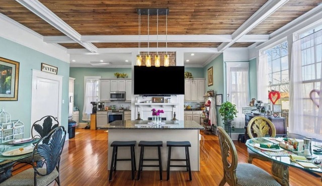 King Bed Retreat | Anderson Home w/Yard and Events