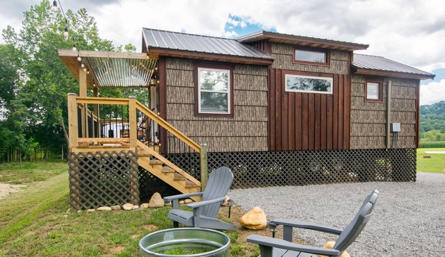 King Bed River Front Suite Cottage in canton