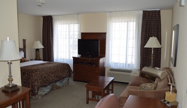 King Studio Suite w/Full Kitchen & Pool in Oconomowoc