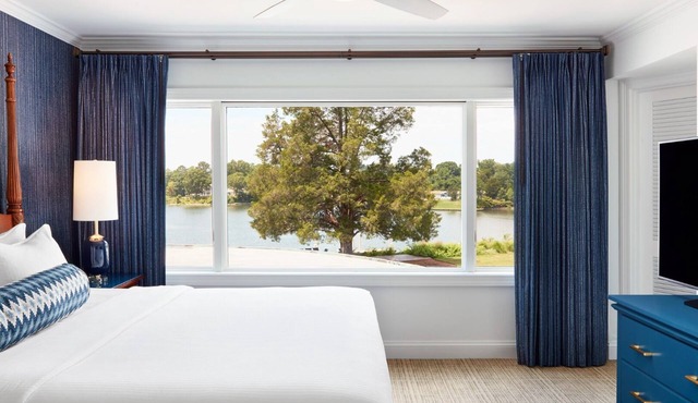 King Suite w/Access to Seasonal Pool, Marina, Courtyard + Free Parking