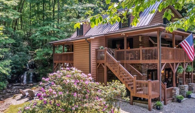 KnightFall-Luxury Cabin w/Waterfall, Pet-Friendly