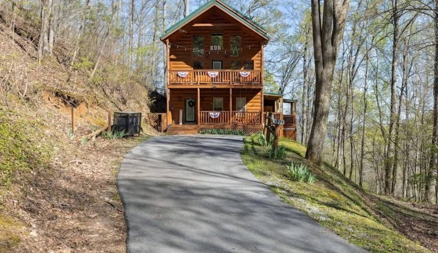 KunTree Cabin by Beyond Expectations: 3BR Cabin w/Hot Tub, Sauna & Pool Table