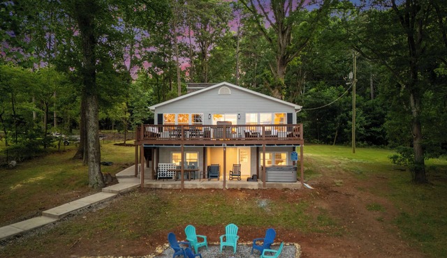 Lake Days by AvantStay | Hot Tub + Firepit + Game Room & Private Dock Access