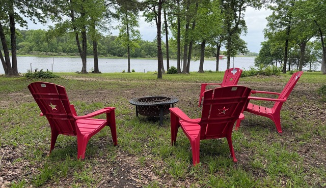 Lake Fork Waterfront -2 bedroom cabin with cozy modern comfort-Boat Ramp/Dock in Alba