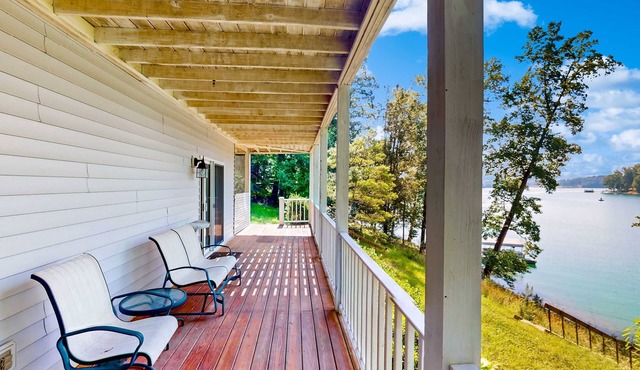 Lake Front Home, Sleeps 12, Games, WIFI, Fire Pit, Dock