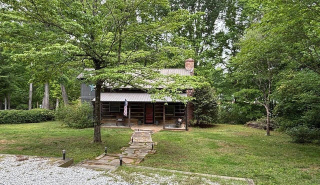 Lake Hartwell Cabin with covered dock, firepit, kayaks, views of lake, sleeps 12