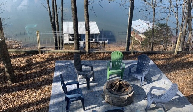 Lake Life 4 Bedroom, 3 Bath, Sleeps 12.