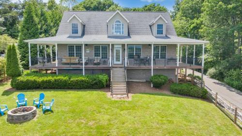Lake Lookout - Private Home with lake views & Game room